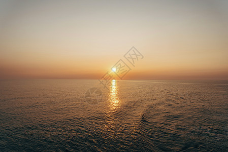 日落在海面上蓝色海浪反射阳光太阳天堂地平线晴天海洋天空图片