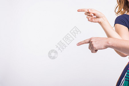 一对夫妇指向左角 手指在白色背景上被孤立 复制产品广告的空间   info whatsthis药片女性女士协议友谊商业屏幕男人手图片