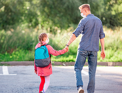 女儿放学后与父亲一起散步图片
