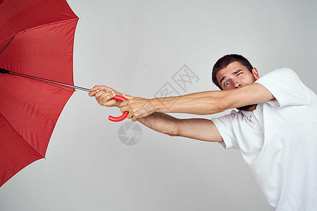 男子身穿白衬衫 红色雨伞防雨衣保护男人商务微笑领带工人套装成人喜悦高架天气图片