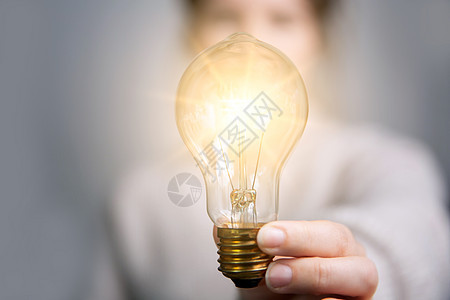 拿着发光的电灯泡的女性手 伟大的想法 创新和启发 企业概念背景天才思考技术商业智力活力人士创造力解决方案力量背景图片