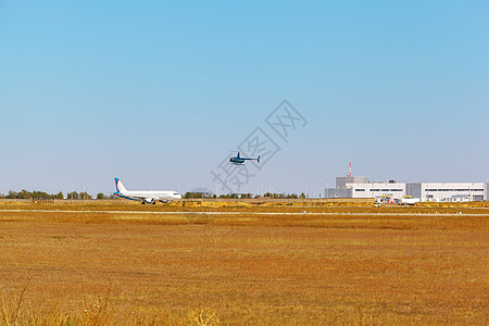 客机在阳光明媚的白天从机场跑道起飞运输航空公司飞行天空假期技术货物商业速度空气图片