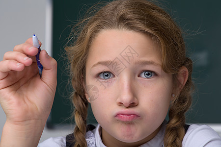 可爱女学生的肖像 回到学校 教育概念课堂白色孩子黑板思考照片童年学生瞳孔女孩图片