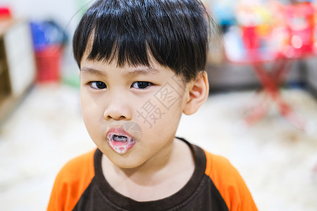 一个幼儿正在享受口水喷出嘴里的唾液的泡沫图片