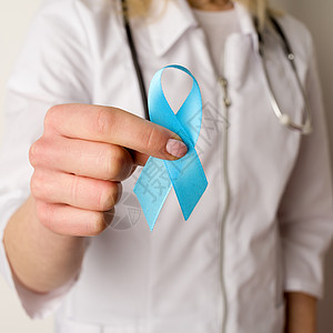 前列腺图标手上握着蓝丝带的女医生预防蓝色男人直肠疾病胸部食道癌症前列腺考试背景