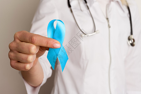 手上握着蓝丝带的女医生食道直肠前列腺蓝色男人手指胸部考试预防横幅图片