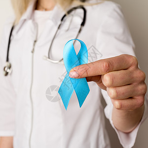 手上握着蓝丝带的女医生前列腺癌症紫色手指胸部疾病高血压食道考试横幅背景
