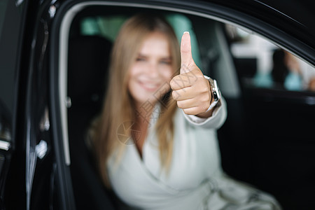 有吸引力的年轻商务女人坐在汽车陈列室的车里 选择新车的女人 衣服的美丽的金发女性 女人散焦图片