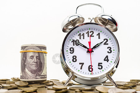 Retro闹钟 一堆钱和硬币 退休计划 存款和投资图片