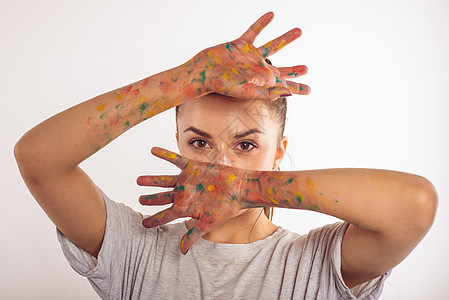 建军节艺术字肖像 十几岁的女孩用涂漆的手掌遮盖脸部背景