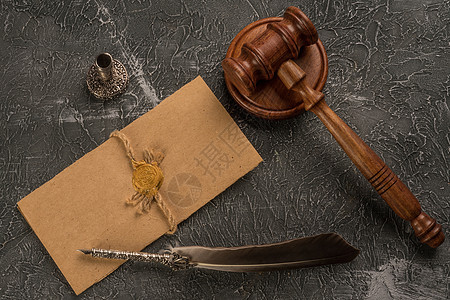 在法庭上盖章的法律概念 法官合同法院法律信托遗产邮票商业死亡律师桌子海豹认证协议金融家庭签约图片