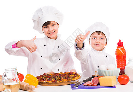 两个小厨师 分吃熟比萨饼面团篮子盘子男生食物胡椒厨房夹克微笑快乐背景图片