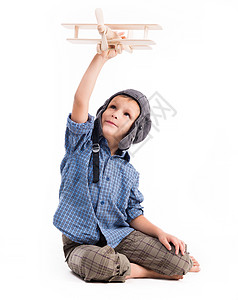 戴着飞行员帽子和玩具飞机的小男孩想像力空军航班空气微笑男性童年孩子男生乐趣图片