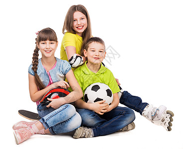 坐在地上玩耍的小男孩和女孩滚筒头盔兄弟男性女学生滑板童年孩子朋友青年图片