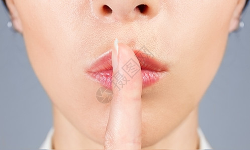 保密嘴唇商业耳语秘密手指思维手势女士女性白色背景图片
