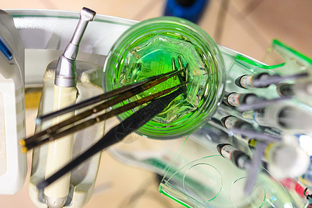 消毒水中的牙科镜 详细牙科检查的牙科工具等背景图片