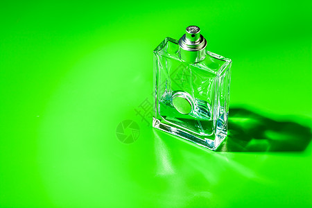 浅绿色背景的香水玻璃瓶 洗手间洗剂瓶子马桶化妆品奢华卫生产品香味香气疗法图片