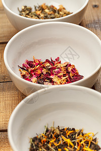 木本底碗中的芳香干茶花瓣香气植物薄荷食物木槿饮料玫瑰桌子草本植物图片