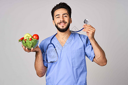 带有蔬菜健康食品治疗卡路里健康食品的男性医生用餐板运动营养男人饮食工作处方水果保险沙拉食物图片