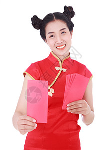 身穿青桑或qipao的女子 在中国幸福新年概念下 用红信封将白种背景隔离开来旗袍女孩白色手势微笑庆典女性卡片裙子文化图片