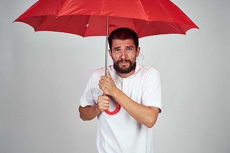 保护长胡子男子免受雨雨红伞下光灯背景影响工人商务男性人士微笑快乐安全男人白衬衫头发图片