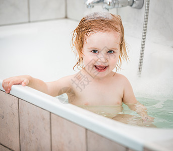 婴儿洗澡浴缸女性童年男生幸福女孩气泡浴室肥皂孩子图片