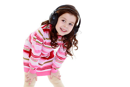 一个带耳机的小女孩 听音乐女孩白色电子产品跳舞青春期微笑网络音乐电子青少年图片