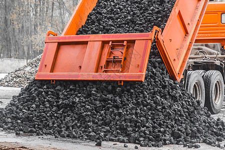 工业区倾卸卡车卸下从身体中煤炭的腐蚀运输建造车辆力量石头土壤货车碎石地面露天图片