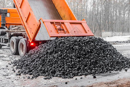 工业区倾卸卡车卸下从身体中煤炭的腐蚀挖掘机石场职业货运灰尘环境矿业金属搬运工装载机图片