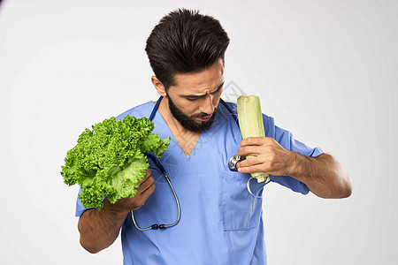 健康饮食的医生 手握有蔬菜的听诊器治疗水果工作食物营养师玻璃药品沙拉运动产品实验室图片