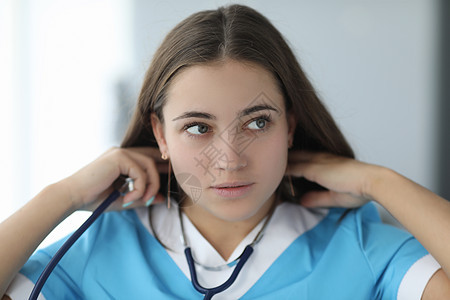 女医生 在诊所将听诊器从颈部切除情况保险全科咨询护士医院女士职业女性考试图片