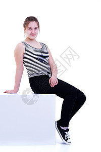 可爱的少女坐在白色立方体演播室成人学生头发女孩青年女士工作室发型微笑孩子图片