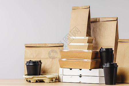 许多各种外卖食品集装箱 比萨盒 咖啡杯和纸袋 以浅灰色背景空白咖啡白色送货塑料纸板命令回收生物广告图片