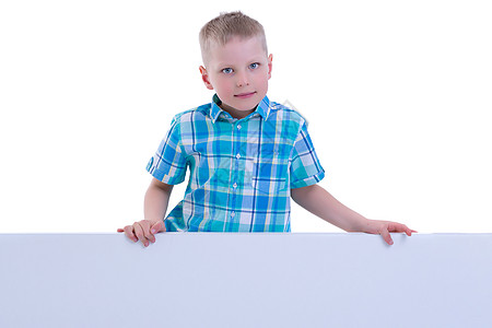 有个小男孩从空的横幅后面看男性卡片喜悦广告快乐童年木板推介会空白孩子图片