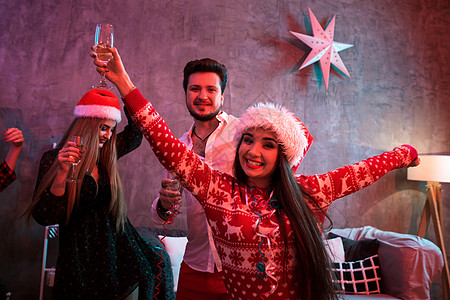 一位年轻女子的肖像 她家里前额有一杯香槟 美丽的黑发美女戴圣诞公帽 红装和鹿男性快乐展示女性乐趣衣冠团体传统季节帽子图片