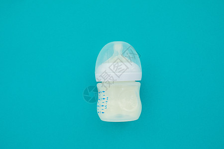 婴儿奶瓶蒙山混合牛奶婴儿喂养图片