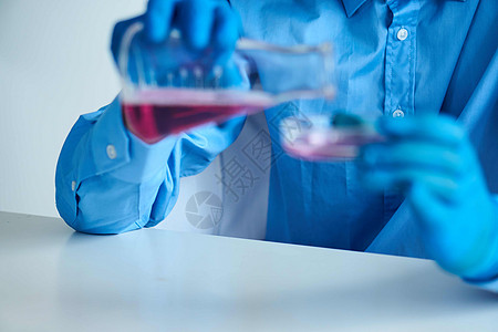 生物技术分析实验的实验室研究化学溶化方法 对试验的分析生物学检查科学专家从业者技术员烧瓶测试帽子科学家图片