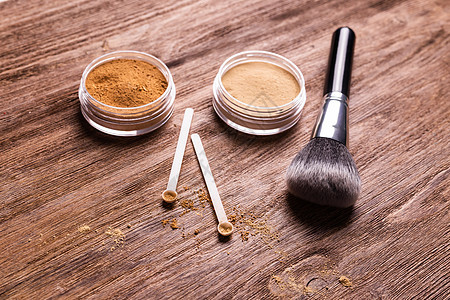 不同颜色的矿物粉和木制背景化妆用勺子喷雾器涂层脸颊眼影产品粉末护理面粉治疗刷子眼睛皮肤图片