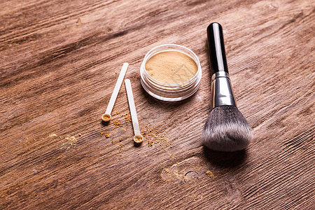 不同颜色的矿物粉和木制背景化妆用勺子喷雾器涂层治疗皮肤脸颊眼影护理女性粉末阴影产品刷子图片