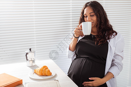 孕妇饮食孕妇吃早饭 怀孕和产假妇女休早餐母亲面包糕点羊角父母食物营养产妇咖啡女性背景