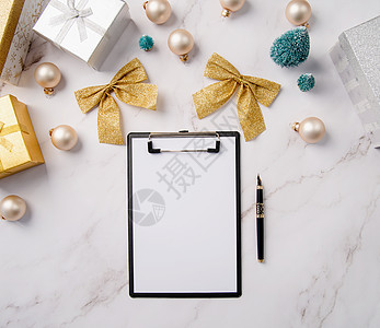 顶视图在一张白纸上写下新年目标决议或购物清单 模拟设计写作笔记本工作日记桌子商业解决方案战略空白动机图片