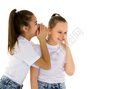两个快乐的小女孩在彼此耳边 分享着秘密闲暇耳语女孩们谣言姐姐乐趣朋友朋友们孩子们女性图片