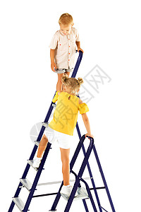 男孩和女孩 兄弟姐妹爬上建筑梯子 (笑声)图片