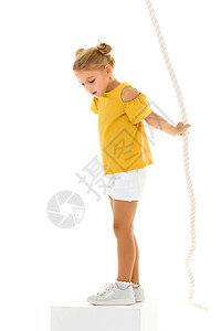 一个小女孩用手抓住绳子 挥舞着绳子活力跳绳女性闲暇孩子童年玩具运动乐趣游戏图片