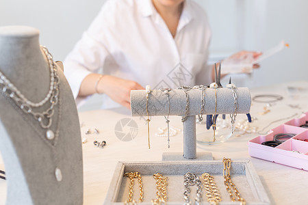 专业珠宝设计师在工作室车间制作手工珠宝 时尚 创意和手工概念耳环女性艺术家珠子创造力耳坠生产手臂工匠装潢师图片