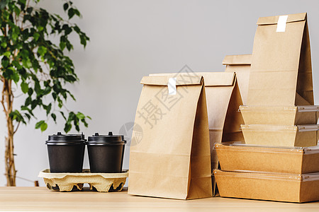 许多各种外卖食品集装箱 比萨盒 咖啡杯和纸袋 以浅灰色背景白色空白咖啡杯子广告塑料纸板午餐命令送货图片