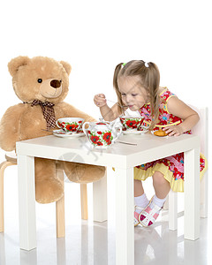 小女孩在喝茶早餐食物咖啡桌子母亲婴儿微笑女儿巧克力饮料图片