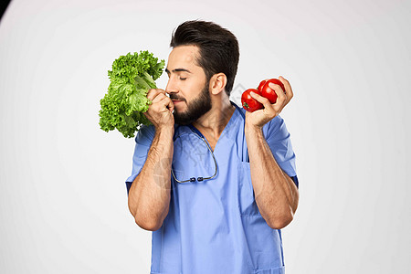 男医生营养师手里拿着蔬菜健康食品饮食实验室营养学营养医院食物水果沙拉工作室男人图片