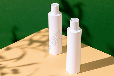 热带植物阴影背景下的白色塑料护肤管温泉皮肤治疗女性化妆品润肤身体品牌卫生美白图片