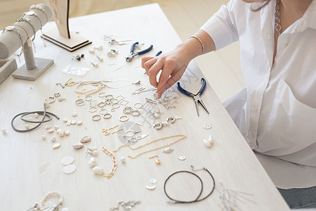 专业珠宝设计师在工作室车间特写制作手工珠宝 时尚 创意和手工概念针线活生产串珠桌子作坊耳环工艺创造力工具首饰图片